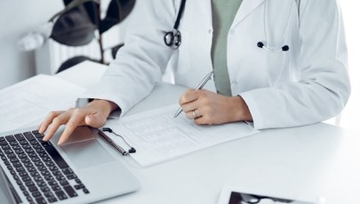 Przejęli tożsamości lekarzy. Wystawiali recepty na psychotropy 