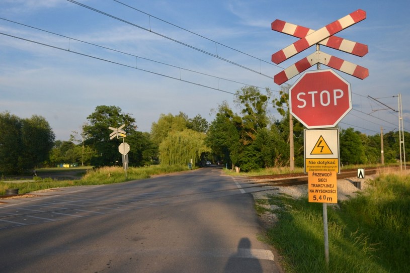 Przejeżdżając przez  tory należy zachować szczególną ostrożność /Przemysław Fiszer /East News