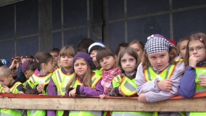 Przejeżdżający tir może „zdmuchnąć” dziecko 