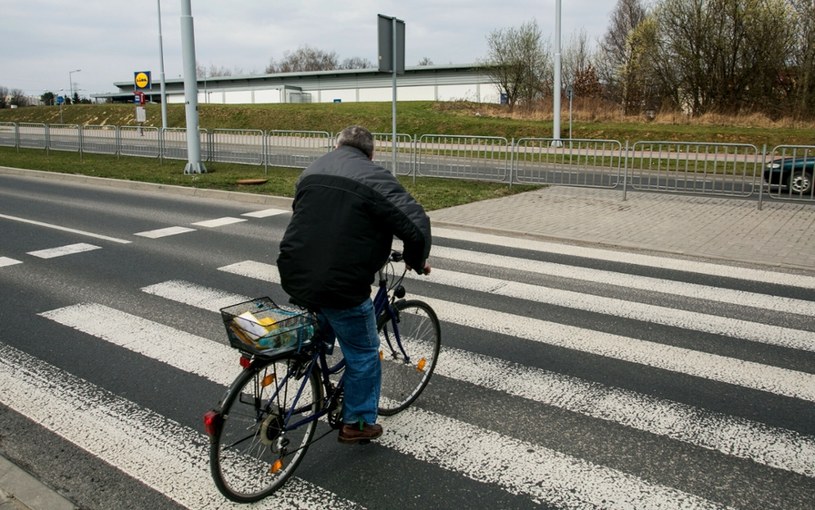 Przejeżdżanie po przejściach to nagminne zachowanie (fot. ilustracyjne) /Tomasz RYTYCH /Reporter