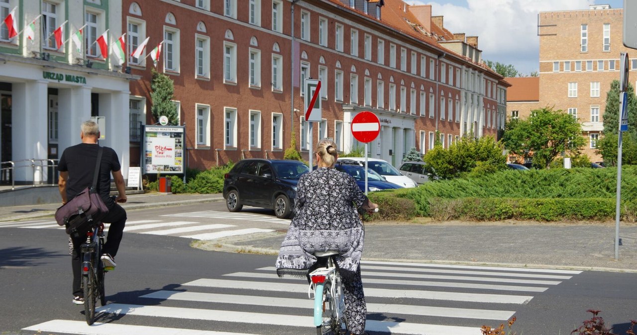 Przejeżdżanie rowerem przez przejście dla pieszych to wykroczenie karane mandatem w wysokości 50-100 zł /Marek Bazak /Agencja SE/East News