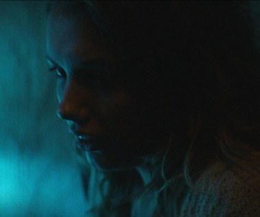 Przejmujący i imponujący wizualną warstwą film Jeppe Rønde’ego opowiada historię nastolatki, która powraca do Bridgend. Reżyser, zamiast udzielać prostych odpowiedzi na pytania o przyczyny samobójstw młodych ludzi, analizuje relacje między nastolatkami a ich rodzicami oraz dynamikę młodzieżowych grup

 