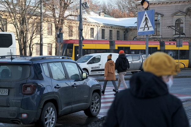 Przejście dla pieszych na ulicy Marszałkowskiej przy Placu Bankowym w Warszawie /Mateusz Marek /PAP