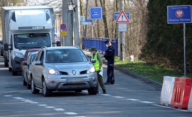 Przejście graniczne między Polską i Czechami w Gołkowicach / 	Andrzej Grygiel    /PAP