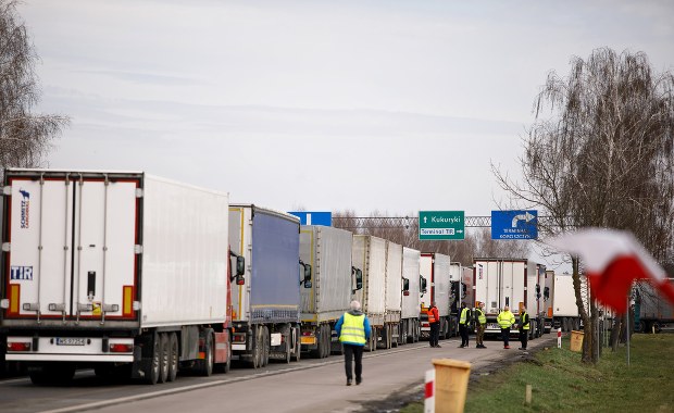 Przejście graniczne w Koroszczynie. Ile czekają kierowcy tirów?