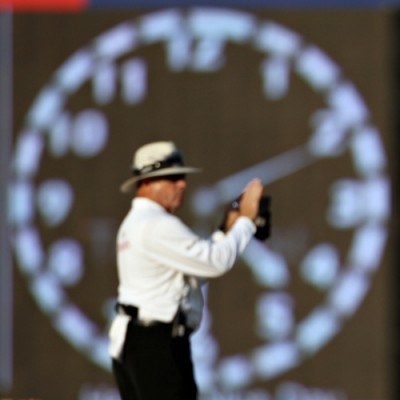 Przejście na czas letni należy odnotować w ewidencji czasu pracy. /AFP