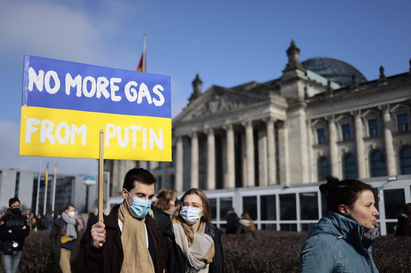 Przejście na zieloną energię ma pomóc Niemcom uniezależnić się od importu gazu i innych paliw kopalnych z Rosji. Na zdjęciu: 27 lutego protestujący pod Reichstagiem, w którym przemawiał kanclerz Olaf Scholz trzymali transparenty m.in. z hasłem "Dość gazu od Putina"