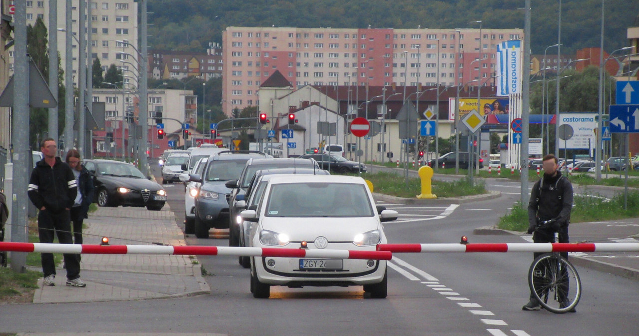 Przejście pod zaporami oznacza mandat 2 tys. zł. Przejście obok to już tylko 50 zł mandatu... /Marek Bazak /East News