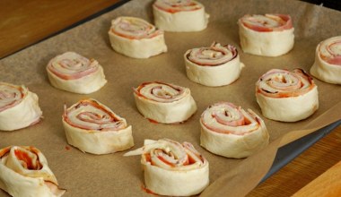 Przekąska, która sprawdzi się na każdej imprezie. Smakuje jak pizza, jest prosta do zrobienia 