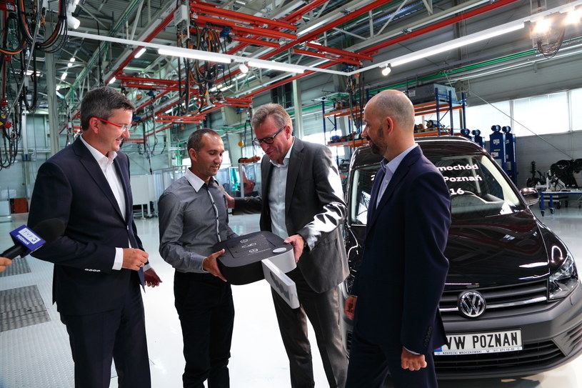 Przekazanie kluczyków do 2,5-milionowego Volkswagena z Poznania /Informacja prasowa