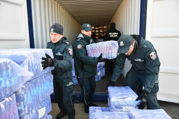Przekazanie na cele humanitarne odzieży oraz innych towarów zajętych przez funkcjonariuszy pomorskiej Służby Celno-Skarbowej, /Adam Ważawa /PAP