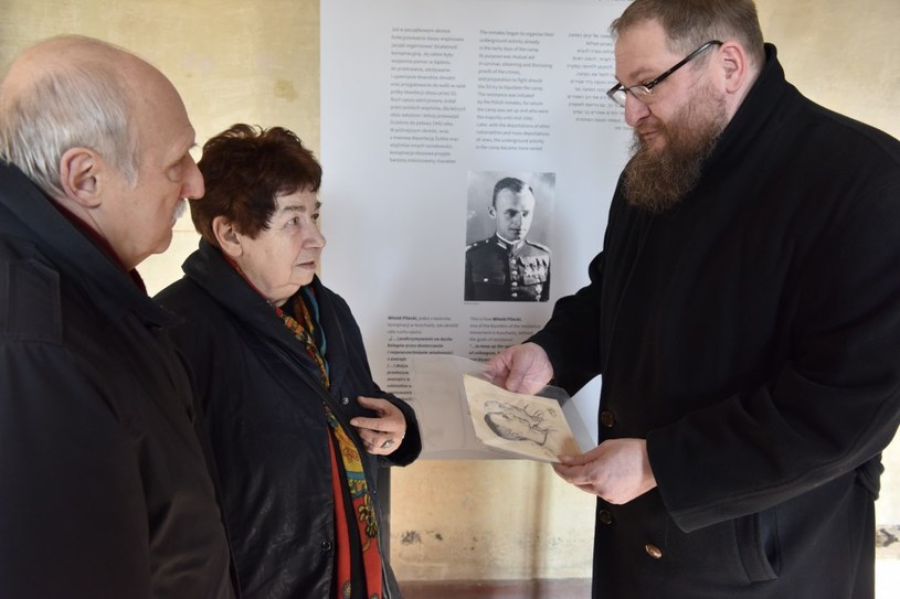 Przekazanie portretu przez rodzinę Tomasza Serafińskiego na ręce dyrektora Muzeum Piotra Cywińskiego. Fot. B. Bartyzel /materiały prasowe