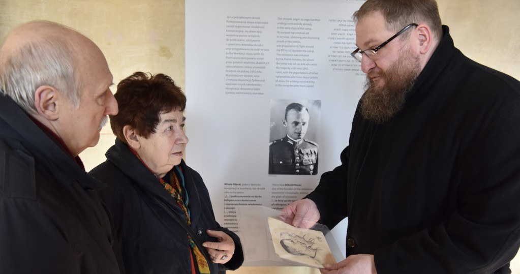 Przekazanie portretu przez rodzinę Tomasza Serafińskiego na ręce dyrektora Muzeum Piotra Cywińskiego. Fot. B. Bartyzel /materiały prasowe