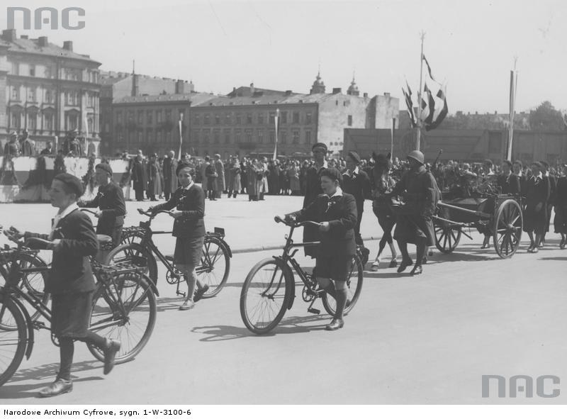 Przekazanie wojsku 4 karabinów maszynowych i 64 rowerów ufundowanych przez młodzież warszawskich szkół powszechnych, 1939 /Z archiwum Narodowego Archiwum Cyfrowego