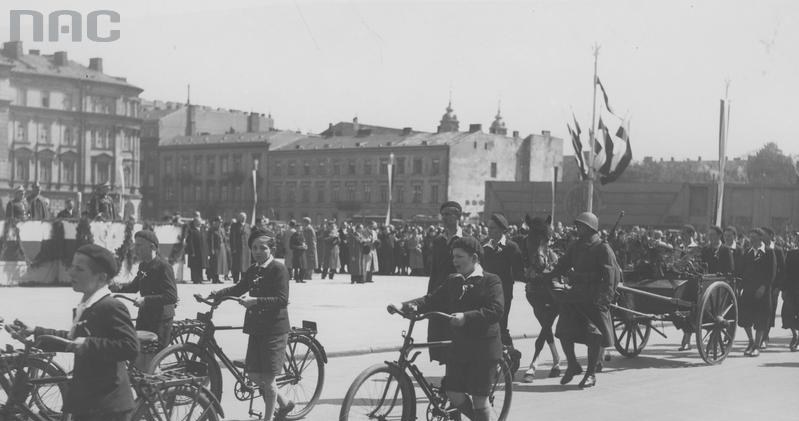 Przekazanie wojsku 4 karabinów maszynowych i 64 rowerów ufundowanych przez młodzież warszawskich szkół powszechnych, 1939 /Z archiwum Narodowego Archiwum Cyfrowego