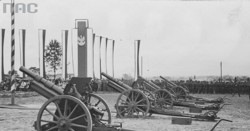 Przekazanie wojsku baterii 100 mm haubic wz. 1914/19, wykonanych bezpłatnie jako dar pracowników Zakładów Południowych w Stalowej Woli - widoczne haubice, maj 1939 /Z archiwum Narodowego Archiwum Cyfrowego