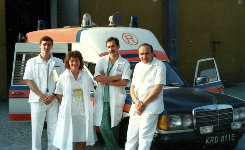 Przekazany przez Szwedów W123 ambulans był wielkim wydarzeniem dla krakowskiego ratownictwa medycznego. Drugi od prawej - Jacek Pachota /Krakowskie Muzeum Ratownictwa /INTERIA.PL