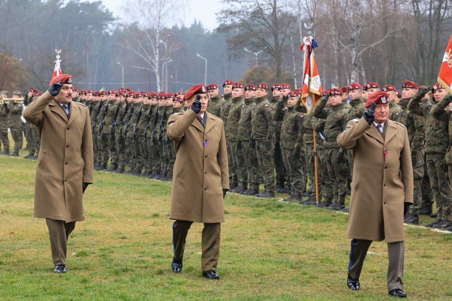 Przekazujący obowiązki gen. bryg. Tomasz Białas (C) oraz obejmujący obowiązki płk Piotr Gołos (L) i dowódca Generalny Rodzajów Sił Zbrojnych gen. broni Marek Sokołowski (P) podczas uroczystości przekazania obowiązków Dowódcy 25. Brygady Kawalerii Powietrznej