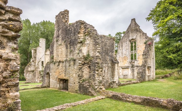 Przeklęte ruiny, zaginiona panna młoda. Poznaj mroczne sekrety "najbardziej nawiedzonej wioski"