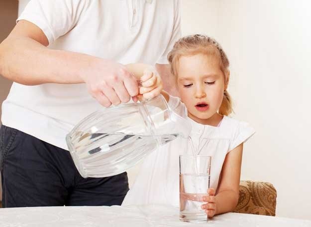 Przekonaj dziecko do picia wody /123RF/PICSEL