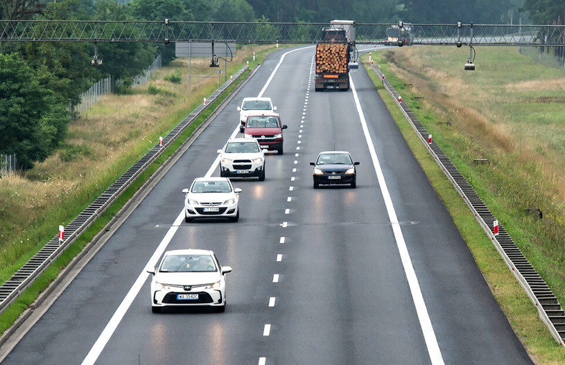 Przekraczanie prędkości w momencie wyprzedzania. Co na to przepisy?  Fot. Lukasz Piecyk/Reporter /East News