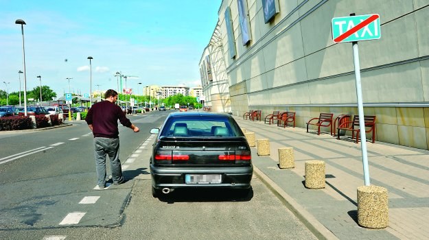 Przekreślony znak "TAXI" oznacza "początek postoju dla taksówek". /Motor