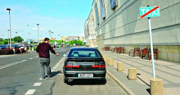 Przekreślony znak "TAXI" oznacza "początek postoju dla taksówek". /Motor