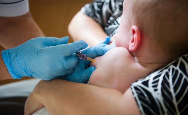 Przekroczone normy rtęci w szczepionce podawanej dzieciom? Eksperci uspokajają