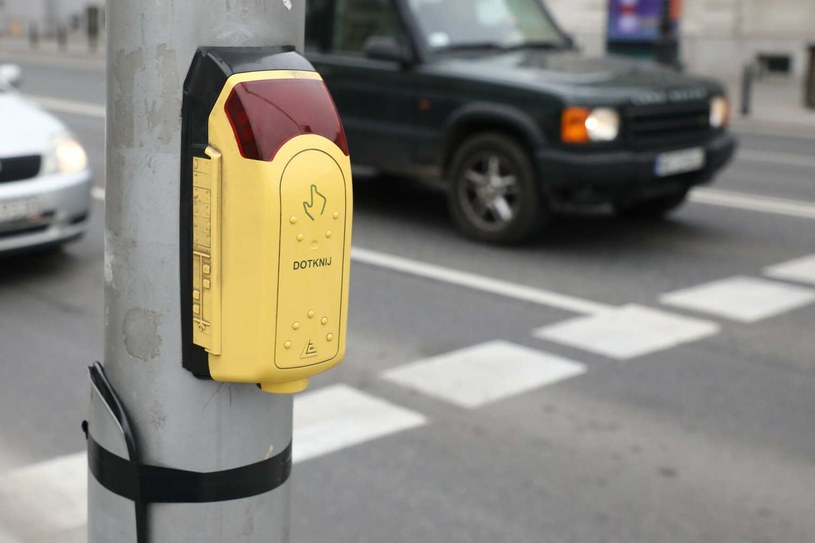 Przełącznik świateł na przejściu dla pieszych ma ukryte funkcje dla niewidomych /Piotr Molecki /East News