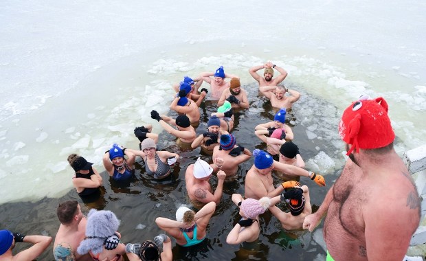 Przełam lody! Jak zacząć przygodę z morsowaniem i nie zamarznąć?