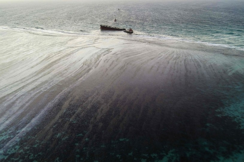 Przełamany MV Wakashio niedaleko Blue Bay Marine Park na Mauritiusie. Widać ogromny wyciek ropy /AFP