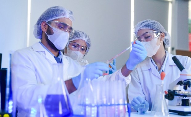 Przełom w medycynie? Nowa donosowa szczepionka w sprayu poddana testom