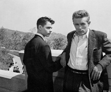 Przełomem dla niespełna siedemnastoletniego Mineo okazał się "Buntownik bez powodu" Nicholasa Raya (1955), w którym wystąpił obok Jamesa Deana i Natalie Wood. Wcielił się w Plato, wrażliwego nastolatka, który na posterunku policji spotyka dwójkę równie zagubionych młodych ludzi, z którymi się zaprzyjaźnia. Rola w kultowym filmie z dnia na dzień uczyniła go jednym z najpopularniejszych aktorów w Stanach. Fanki pisały do niego tysiące listów, a Akademia Filmowa przyznała pierwszą nominację do Oscara.