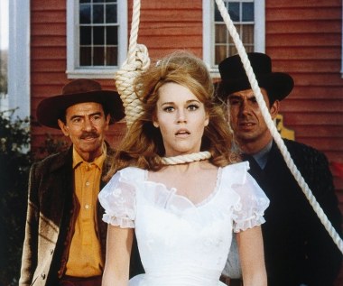 Przełomem w jej aktorskiej karierze okazał się jednak dopiero  western "Kasia Ballou" (1965), w którym Fonda zagrała tytułową dziewczynę próbującą pomścić zabójstwo swego ojca. Obraz otrzymał aż 5 nominacji do Oscara i stał się jednym z najbardziej kasowych filmów roku, a 28-letnia aktorka była już na liście życzeń wielu hollywoodzkich reżyserów.