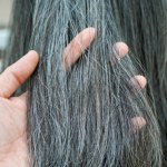 siwe włosy Przełomowe ustalenia naukowców. Siwe włosy mogą chronić przed rakiem