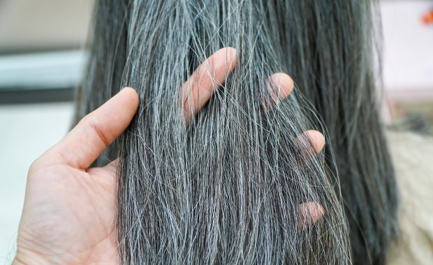 Przełomowe ustalenia naukowców. Siwe włosy mogą chronić przed rakiem