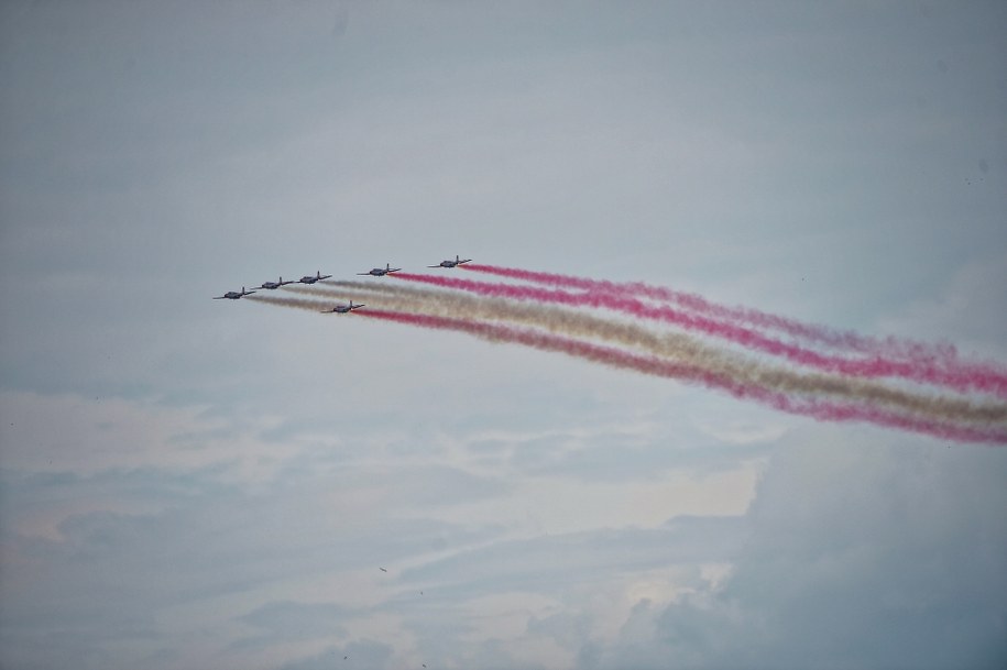 Przelot zespołu akrobacyjnego Biało-Czerwone Iskry przed rozpoczęciem Wielkiej Defilady Niepodległości na Wisłostradzie /Marcin Obara /PAP