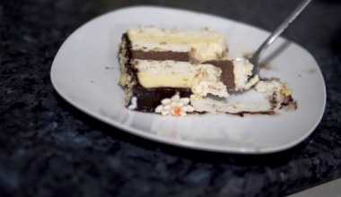 Przełóż herbatniki kremem. Szybkie ciasto na Wszystkich Świętych rodem z PRL-u