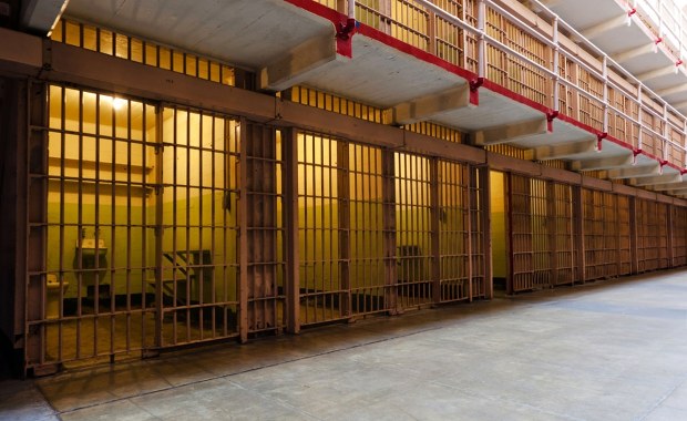 Przeludnienie w europejskich więzieniach. Osadzeni śpią na podłodze