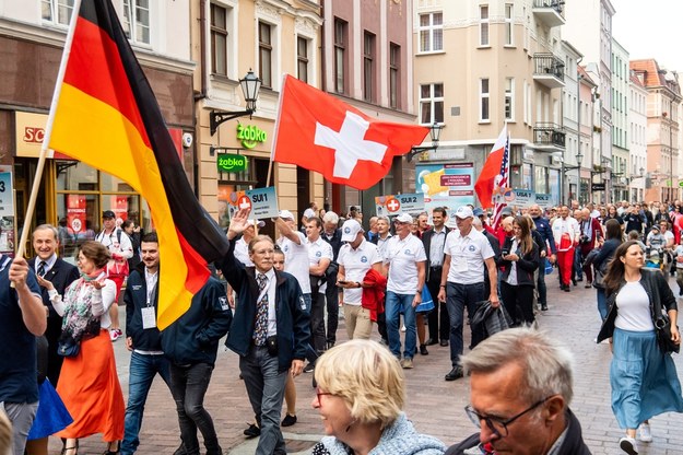 Przemarsz ekip biorących udział w zawodach balonowych o Puchar Gordona Bennetta /Tytys Żmijewski /PAP