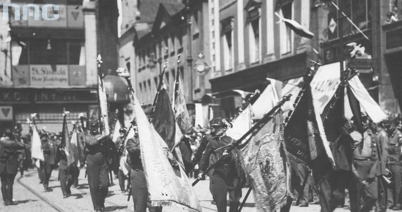 Przemarsz pocztów sztandarowych Towarzystwa Gimnastycznego "Sokół" ulicami Poznania /Z archiwum Narodowego Archiwum Cyfrowego