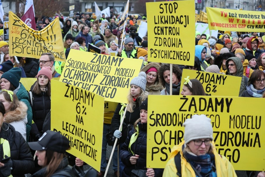 Przemarsz pracowników Centrów Zdrowia Psychicznego z grudnia ubiegłego roku / 	Leszek Szymański    /PAP