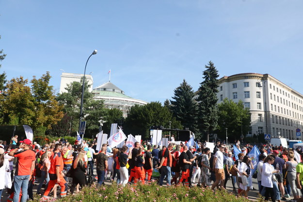 Przemarsz pracowników ochrony zdrowia ulicami Warszawy /Tomasz Gzell /PAP