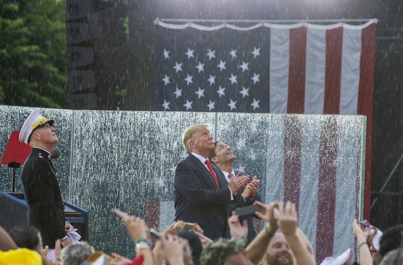 Przemawiając w strugach deszczu przywódca USA uderzył w patriotyczne tony /AFP