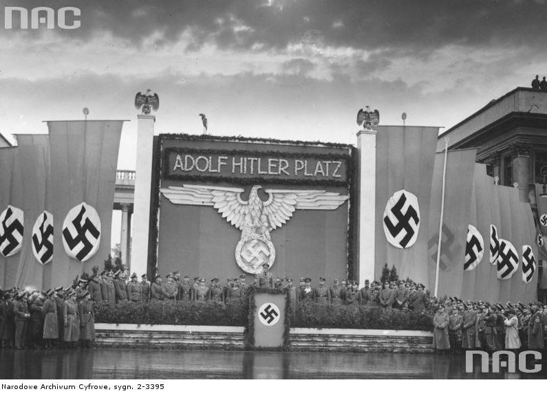 Przemianowanie placu Saskiego na Adolf Hitler Platz w pierwszą rocznice najazdu Niemiec na Polskę 1 września 1940 r. /Z archiwum Narodowego Archiwum Cyfrowego /