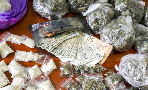 Przemycili do Polski ćwierć tony narkotyków. 13 osób zatrzymanych