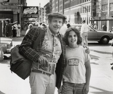 Przemysł filmowy to całe życie Bena Stillera - nic więc dziwnego, że nie ma on przed nim większych tajemnic. Już jako dziecko ten syn popularnej aktorskiej pary (jego rodzicami są Jerry Stiller i Anne Meara) "grał" w spektaklach, które wystawiał wraz ze swoją siostrą Amy w pokoju gościnnym rodzinnego domu - a jako dziesięciolatek kręcił swoje pierwsze etiudy filmowe, rejestrując je na historycznej już taśmie Super 8mm.

Ben Stiller (P) z ojcem Jerrym. To właśnie babce ze strony ojca gwiazdor zawdzięcza polsko-żydowskie pochodzenie.