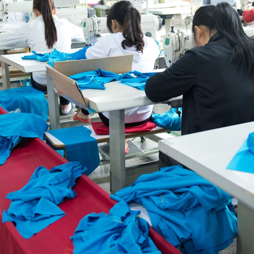 Przemysł odzieżowy w coraz większym stopniu truje środowisko /123RF/PICSEL