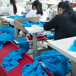 Przemysł odzieżowy w coraz większym stopniu truje środowisko. Do wyprodukowania zwykłego T-shirta potrzeba 2,5 tys. litrów wody