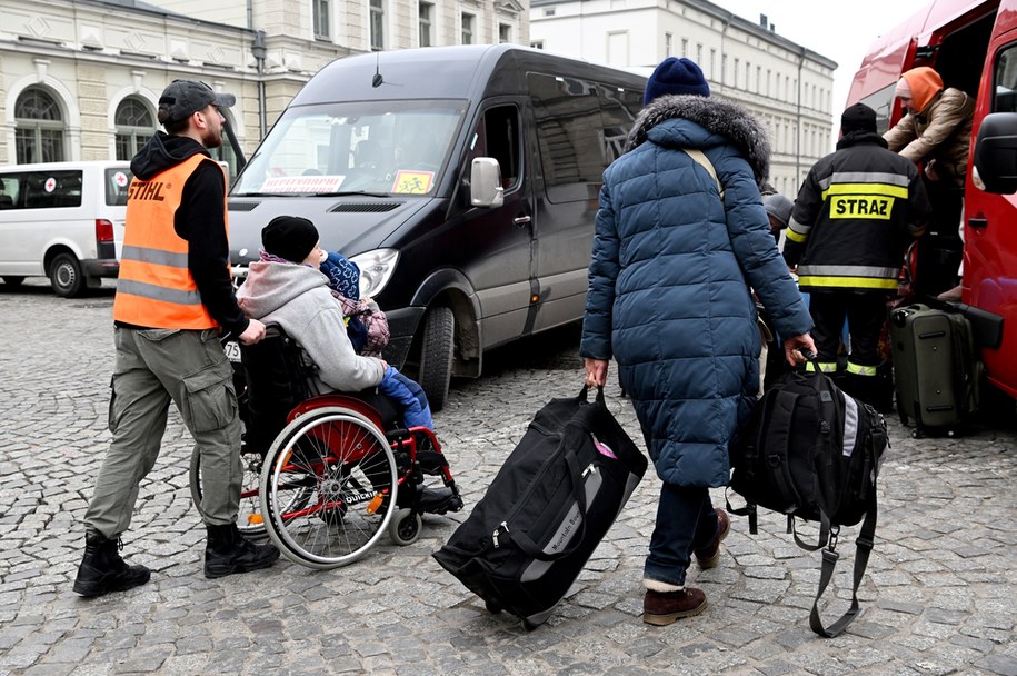 Przemyśl, uchodźcy przed dworcem kolejowym /Darek Delmanowicz /PAP